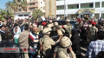 بالصور.. قائد الجيش الثالث يتفقد لجان الاستفتاء بالسويس