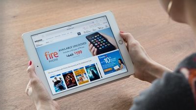 «أمازون» يدرس بيع الملابس «أون لاين»