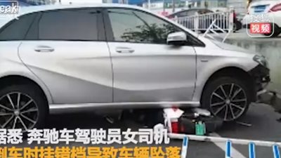 لقطات مروعة لسقوط سيارة على امرأة تقود دراجتها (فيديو)