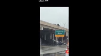 نهاية مروعة لفتاة تجلس فوق حافة كوبري (فيديو)