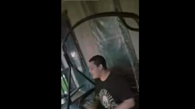 رد فعل رجل صفعته زوجته (فيديو)