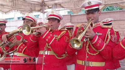 بالفيديو والصور.. الفرقة الموسيقية للجيش تحث المواطنين على الاستفتاء