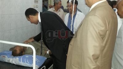 وكيل صحة سوهاج يزور 21 مصابا في حادث تصادم سيارتين (صور)
