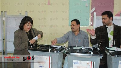 بالصور.. وزيرة البيئة تصوت على الدستور