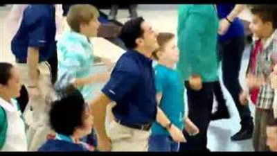 بالفيديو.. وصلة رقص مُفاجئة لمضيفات بمطار دبي