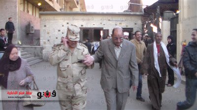 بالصور.. ضابط جيش يساعد 