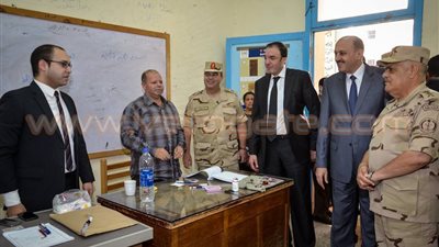 محافظ بني سويف وقائد «الدفاع الجوى» يتفقدان لجان «الإعادة»