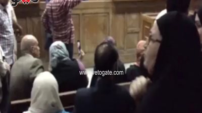 والدة المتهم بقتل طفليه ترسل له قبلة داخل القفص (فيديو)