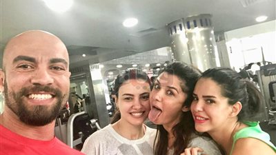 غادة عادل ودنيا عبد العزيز مع مدرب الفنانين في الجيم (صور)