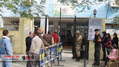 سيدة توزع حلوى على قوات الجيش والشرطة بـ