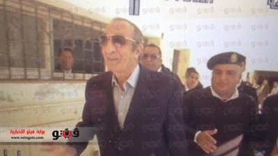 بالصور..زكريا عزمي يدلي بصوته في الاستفتاء بالتجمع الخامس
