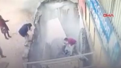 انهيار أرضي في تركيا يؤدي لدفن سيدتين (فيديو)