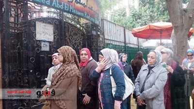 نوبة بكاء شديدة لـ«طفلة» ترغب في الاستفتاء على الدستور بالبساتين