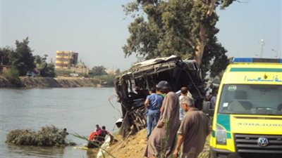انقلاب سيارة بمجرى مائى إثر حادث تصادم فى القليوبية