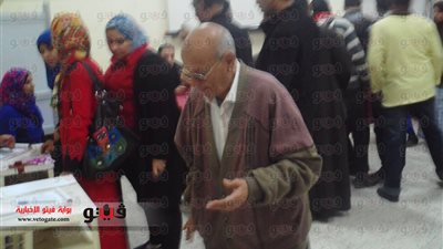 بالصور.. إقبال كبار السن على الاستفتاء بالمنيا