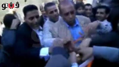 بالفيديو.. مواطن يوزع 