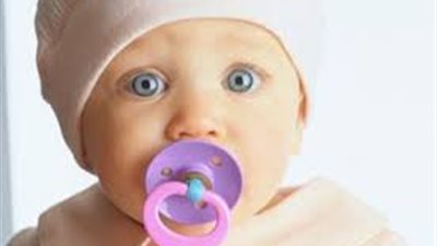 احذرى.. وضع السكاتة حول رقبة طفلك