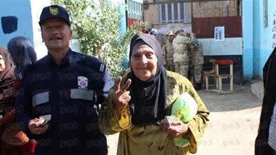 بالصور.. رجال الجيش يساعدون كبار السن أمام لجان الاستفتاء بالسيدة زينب