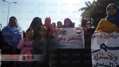 بالصور.. أهالي الشهداء بالسويس يرفعون شعار 