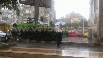 بالفيديو والصور.. عزوف الناخبين عن التصويت بلجان الدقي والعجوزة بسبب الأمطار