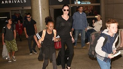 بالفيديو والصور..إنجلينا جولي وأطفالها في مطار لوس أنجلوس