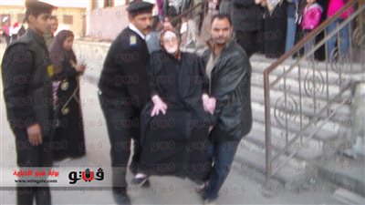 بالصور.. قوات الجيش والشرطة تساعد كبار السن على دخول لجان الاستفتاء بمدينة نصر