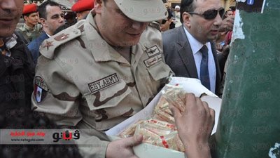 بالصور.. قوات الجيش توزع شيكولاته عليها صورة السيسي في الإسكندرية