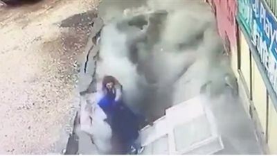 لحظة انشقاق الأرض وابتلاعها لطبيبة وممرضة (فيديو)