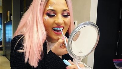 موضة تلوين الأسنان حسب الملابس تجتاح العالم (صور)