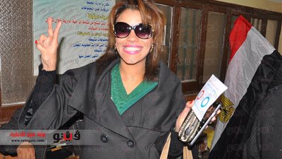 بالصور.. المطربة «أمينة» تدلى بصوتها في مدرسة ناصر زغلول بالهرم