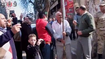 بالفيديو.. الأهالي يرقصون على أنغام الموسيقى العسكرية بالدقي