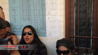 بالفيديو.. الفنانة سمية الخشاب تدلي بصوتها في الاستفتاء على الدستور