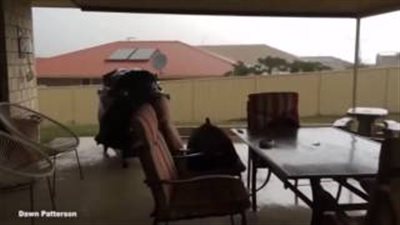 بالفيديو.. عاصفة هوائية تتسبب في تطاير أثاث المنازل في أستراليا