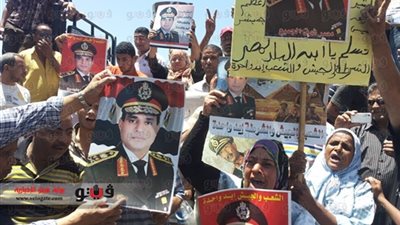 الباعة الجائلون يرفعون صور السيسي على أنغام الأغاني الوطنية بالمرج