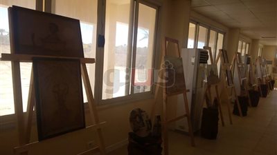 وزير الآثار و17 سفيرا يتفقدون معرضا لفناني الوادي الجديد (صور)