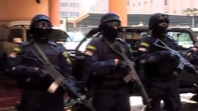 بالفيديو.. دوريات أمنية للقوات الخاصة في محيط لجان الاستفتاء بالمنطقة المركزية