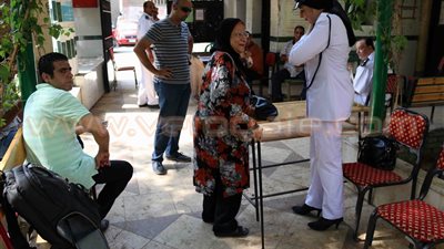 أهالي منشأة القناطر يتحدون المطر بالنزول للجان الانتخابات