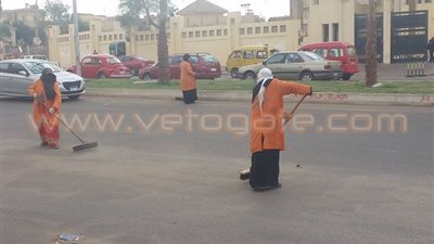 بالصور..حملة نظافة أمام لجان مدرسة الشيخ زايد
