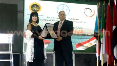 بالفيديو والصور.. تكريم محافظ الإسماعيلية خلال مؤتمر لدعم الاستثمار