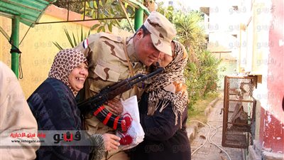 بالصور.. مواطنون يقبلون رجال الجيش بحلوان