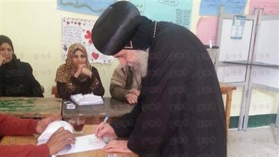 بالصور.. أسقف بني سويف يدلي بصوته على الدستور في «المولد النبوي»