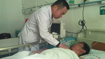 رجل يبتلع ملعقة لمدة عام كامل (صور)