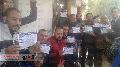 بالصور.. «بأمر الشعب» تجمع توقيعات ترشيح «السيسي» للرئاسة أمام لجان دمياط