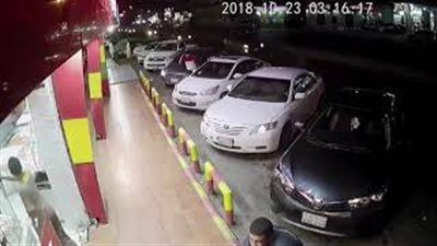 لحظة سرقة لصين لسيارة تركها صاحبها في وضع التشغيل (فيديو)