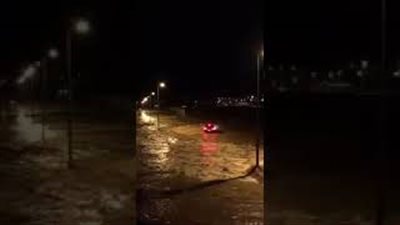 نهاية مروعة لشاب سعودي متهور حاول اقتحام السيل بسيارته (فيديو)