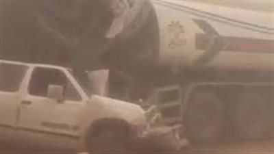 حادث تصادم مروع بين شاحنات بسبب عاصفة رملية (فيديو)