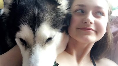 مراهقة تضع رماد جيفة كلبها وشما (صور)