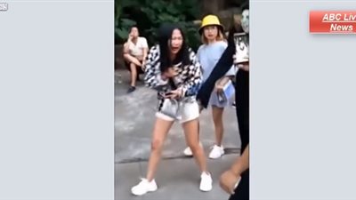 رد فعل صادم لفتاة هاجمها شبح في الشارع (فيديو)