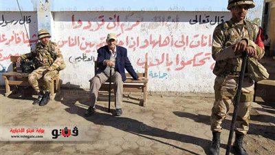 أفراد الجيش يعتلون سطح لجنة انتخابية بالتجمع الخامس