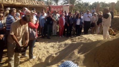 وزير الآثار يشهد عملية العلاج بالدفن في رمال الوادي الجديد (صور)